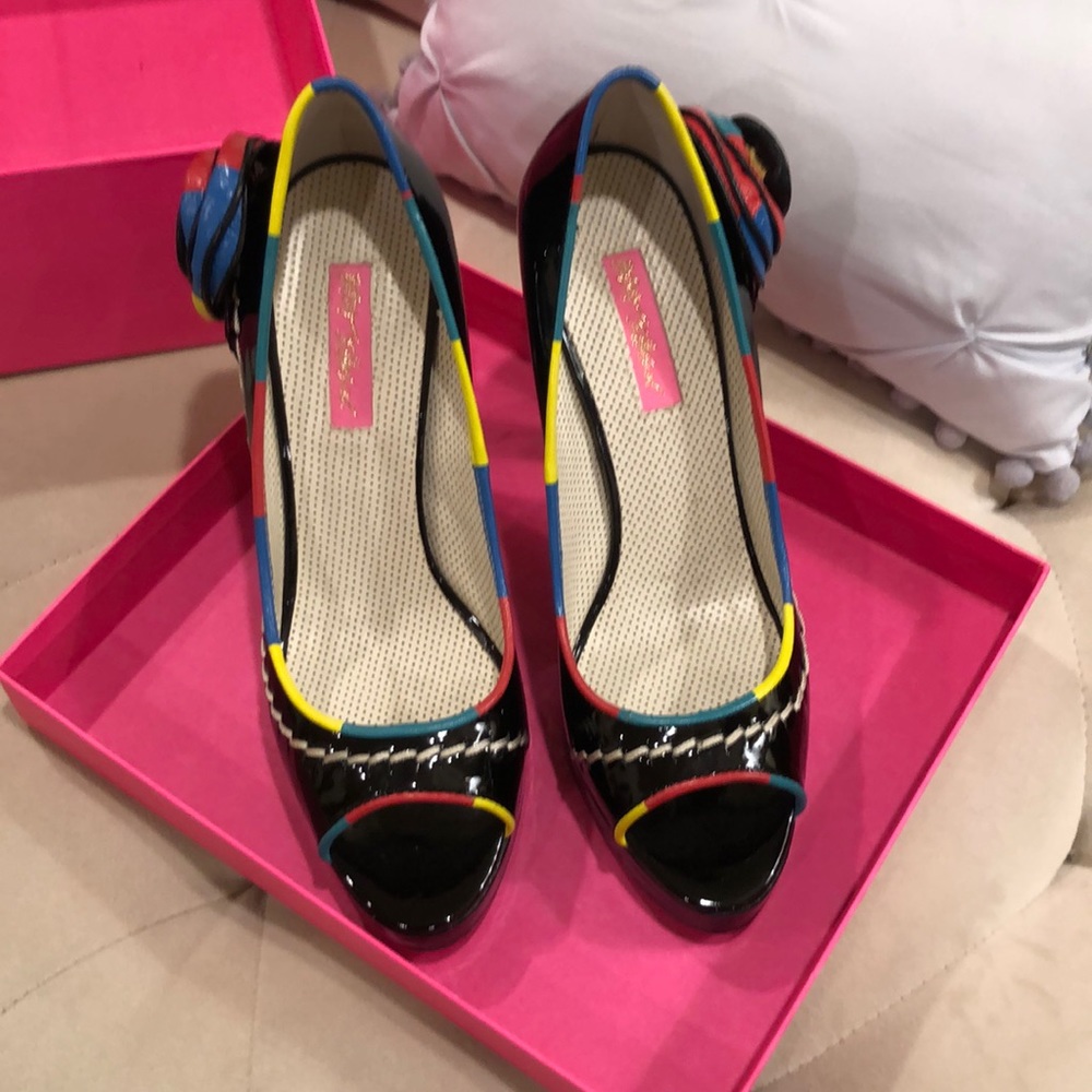 Betsy Johnson peep toe pumps in patent size 9 - Picture 3 of 8
